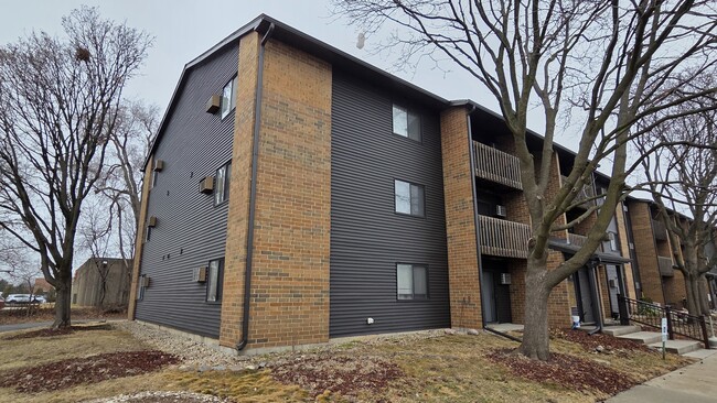 627 S Virginia Rd in Crystal Lake, IL - Building Photo - Building Photo