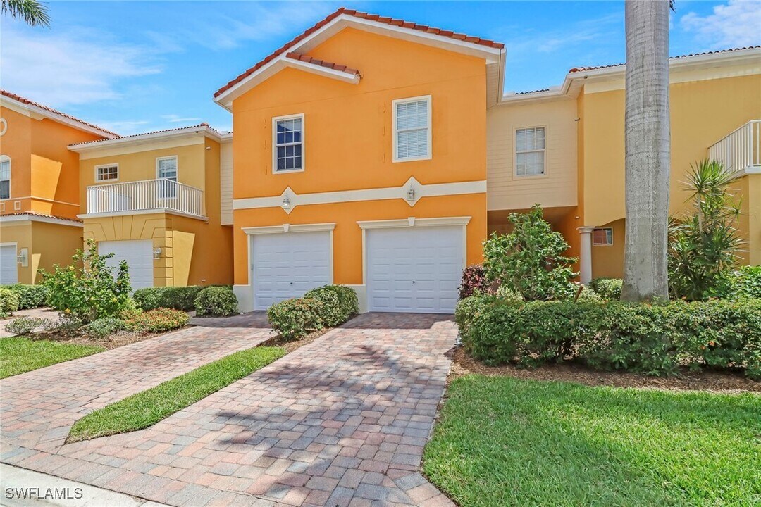 9810 Healthpark Cir in Ft. Myers, FL - Foto de edificio