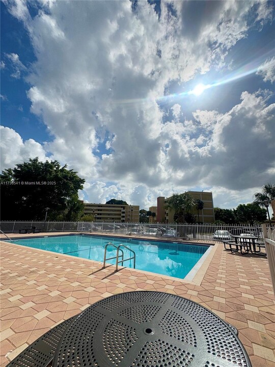 9220 Fontainebleau Blvd in Miami, FL - Foto de edificio