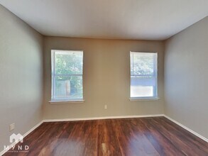 327 W Little Creek Rd in Cedar Hill, TX - Foto de edificio - Building Photo