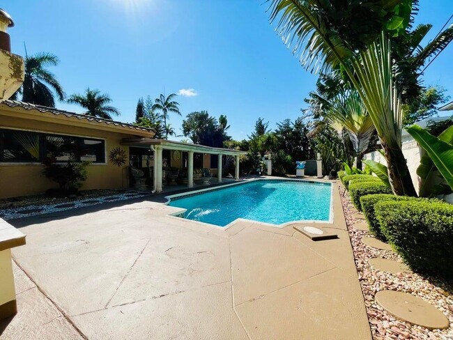 2725 NE 27th Ct in Fort Lauderdale, FL - Foto de edificio - Building Photo