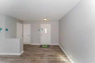 150 Declaration Dr in Greenwood, IN - Foto de edificio - Building Photo