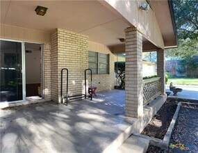 1250 E Common St in New Braunfels, TX - Building Photo - Building Photo