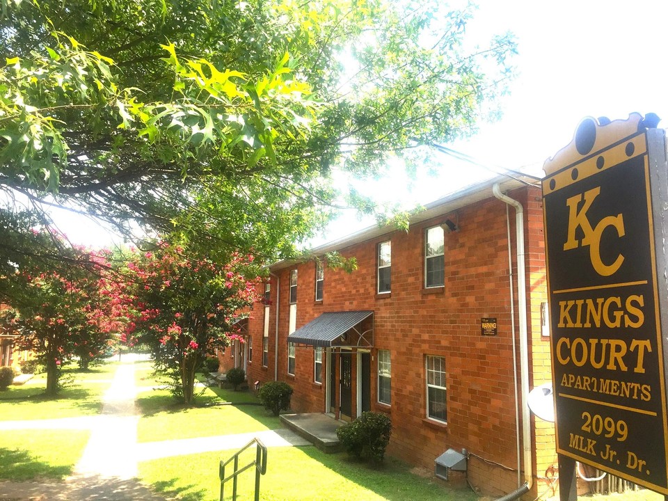 King's Court Apartments in College Park, GA - Building Photo