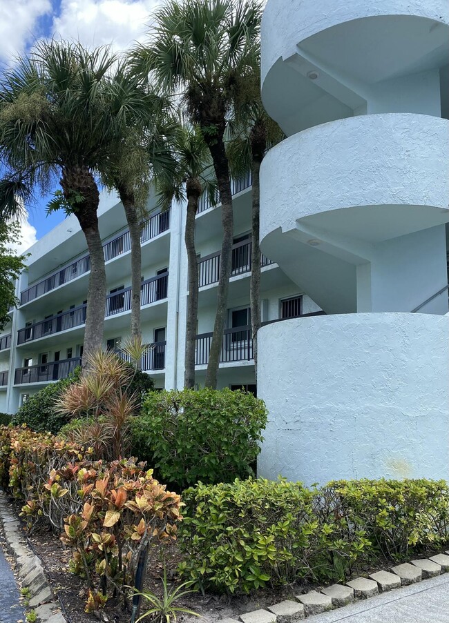 6698 10th Ave N in Greenacres, FL - Building Photo - Building Photo