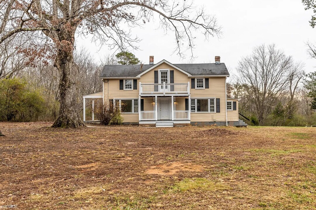 7889 Blenheim Rd in Scottsville, VA - Building Photo