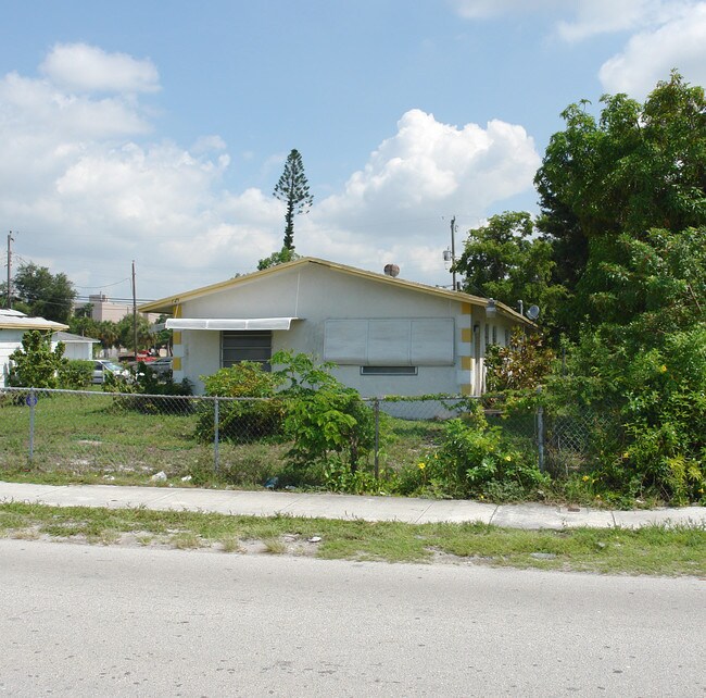 729-731 NW 2nd St in Fort Lauderdale, FL - Building Photo - Building Photo