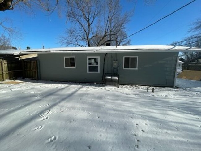 127 St Paul Dr in Sauget, IL - Foto de edificio - Building Photo