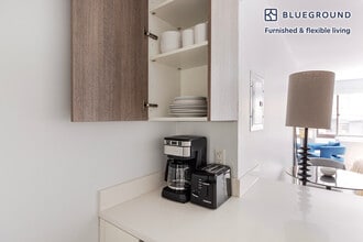 311 W 50th St, Unit FL2-ID2073 in New York, NY - Foto de edificio - Building Photo