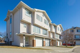 173 Rocky Ridge Crt NW in Calgary, AB - Building Photo