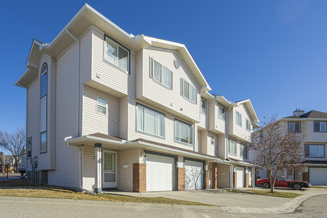 173 Rocky Ridge Crt NW in Calgary, AB - Building Photo