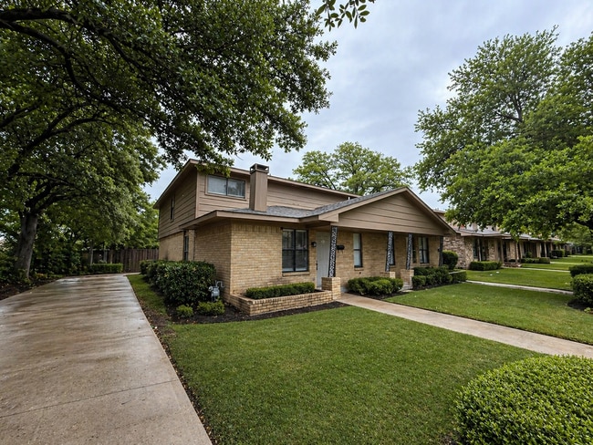 919-921 W Rochelle Rd
