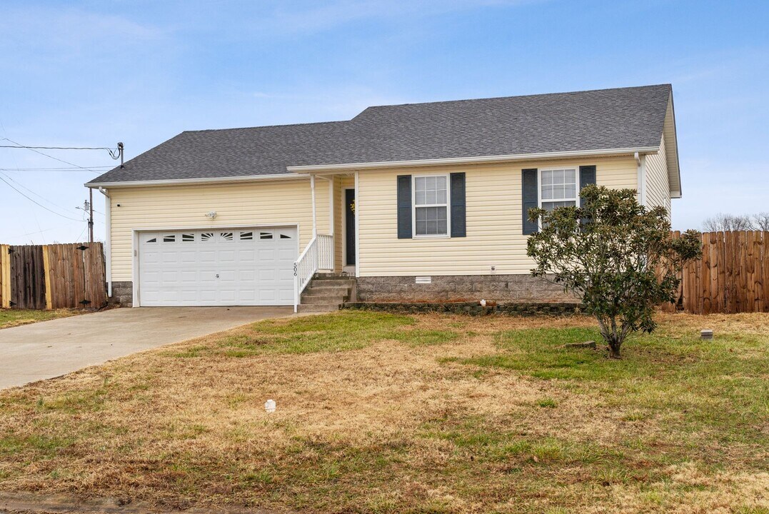 506 Potomac Dr in Oak Grove, KY - Foto de edificio