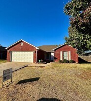 10309 Banff Way in Yukon, OK - Building Photo