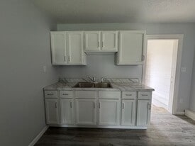 2430 N Grand Ave E in Grandview, IL - Building Photo