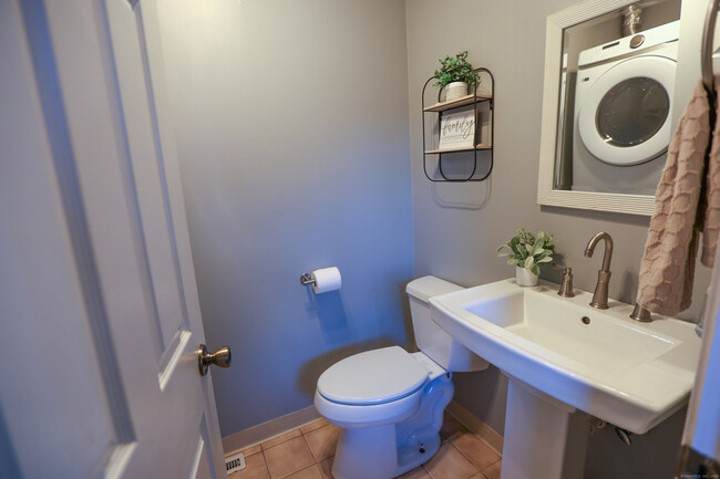 906 Mill Pond Dr in South Windsor, CT - Building Photo - Building Photo