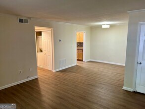 1150 Collier Rd NW, Unit H9 in Atlanta, GA - Foto de edificio - Building Photo