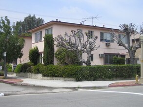 11905 Woodbridge St in Studio City, CA - Building Photo - Building Photo