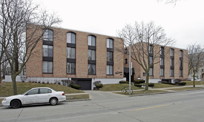 Candlelite Apartments in Milwaukee, WI - Foto de edificio - Building Photo