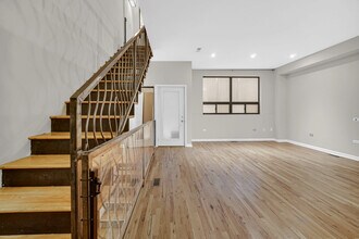 1424 W Grand Ave in Chicago, IL - Building Photo - Building Photo