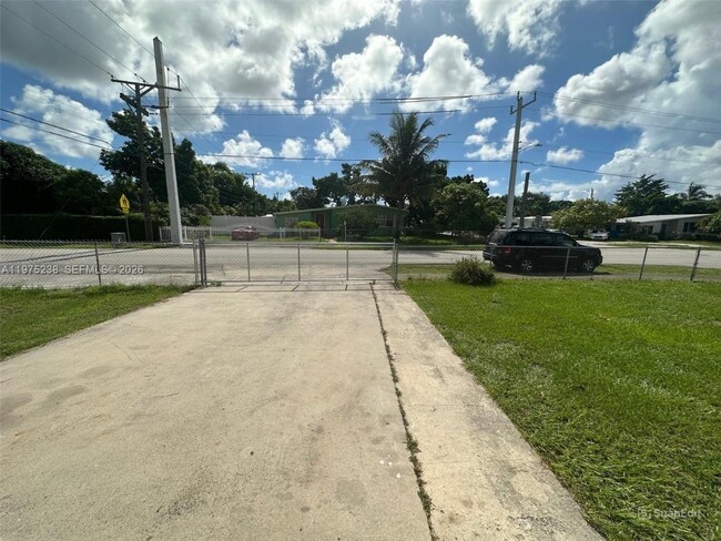 3701 SW 40th St in West Park, FL - Building Photo - Building Photo