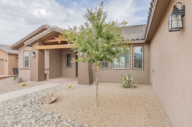 1065 Datura Dr in Alamogordo, NM - Building Photo - Building Photo