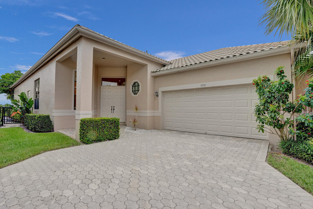 4553 Barclay Fair Way in Wellington, FL - Building Photo