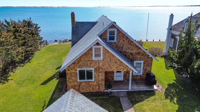 6 Bay Rd in Southampton, NY - Building Photo - Building Photo