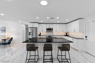 2500 Kings Lake Blvd in Naples, FL - Building Photo - Building Photo