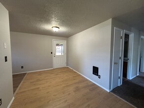 2434 SW 29th St in Redmond, OR - Building Photo - Building Photo