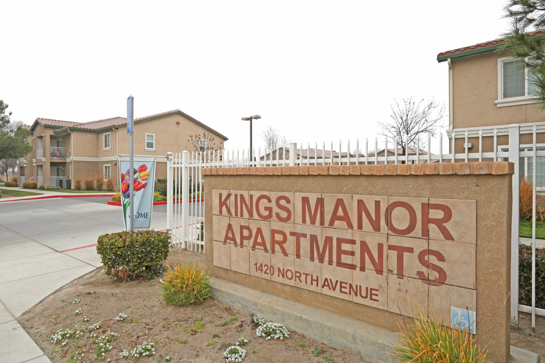 Kings Manor in Corcoran, CA - Foto de edificio