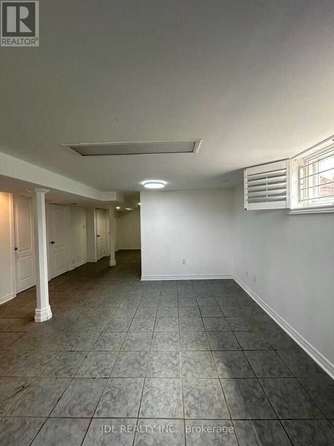 2 Kellyvale Rd in Toronto, ON - Building Photo - Building Photo