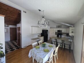 8145 S White Oak Dr in Oak Creek, WI - Foto de edificio - Building Photo