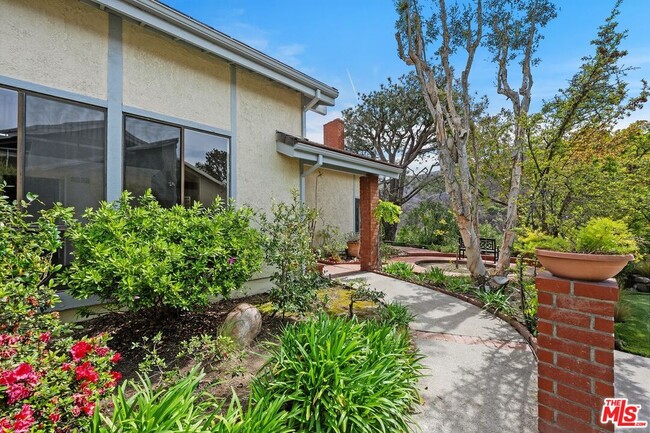1317 Avenida de Cortez in Los Angeles, CA - Building Photo - Building Photo