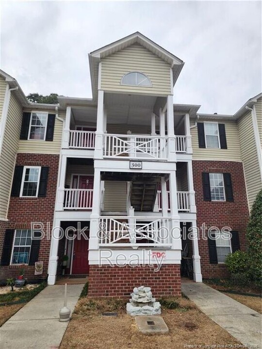 300 Bubble Creek Ct in Fayetteville, NC - Building Photo