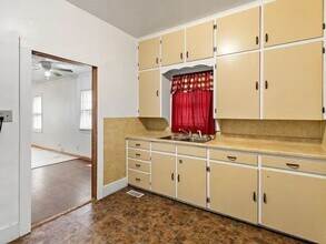 317 W 14th Ave in Hutchinson, KS - Building Photo - Building Photo