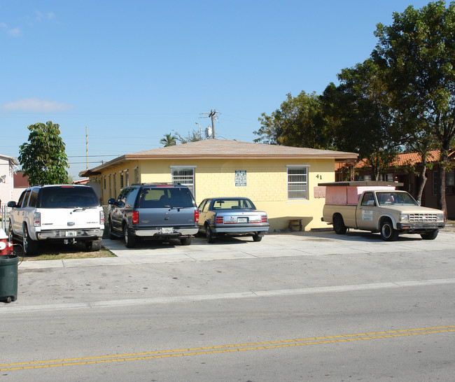 41 W 27th St in Hialeah, FL - Foto de edificio - Building Photo