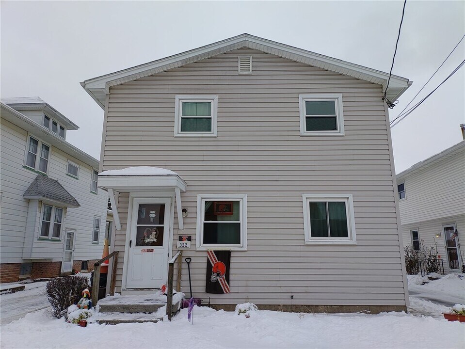 322 E Chestnut St in East Rochester, NY - Building Photo