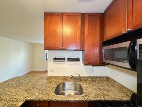 650 W Wrightwood Ave, Unit 305 in Chicago, IL - Building Photo - Building Photo