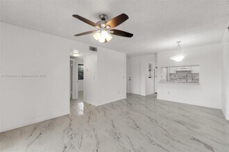 9728 Hammocks Blvd in Miami, FL - Building Photo - Building Photo