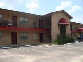 Pioneer Apartments in Houston, TX - Building Photo - Building Photo