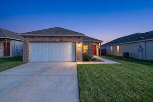 7663 Stud Dr in Elmendorf, TX - Building Photo