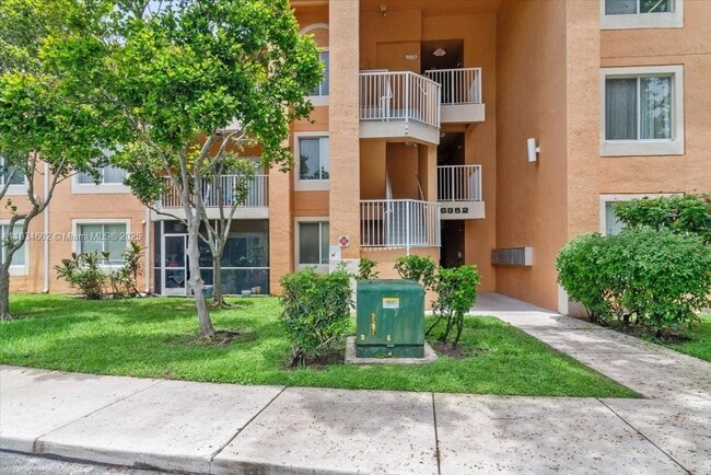 6952 SW 39th St in Davie, FL - Building Photo - Building Photo