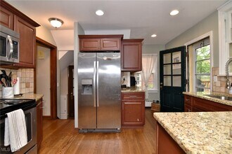 2408 Eardley Rd in University Heights, OH - Foto de edificio - Building Photo