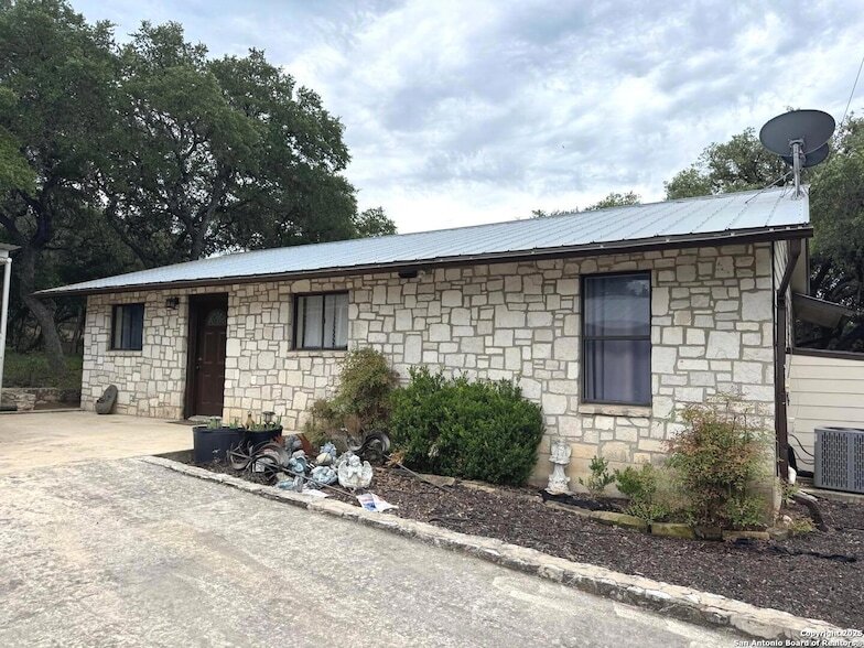 7501 FM1283, Unit 01-911 in Lakehills, TX - Building Photo