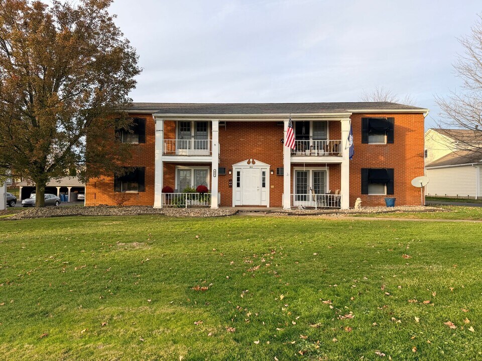 806 Kentwood Dr in Youngstown, OH - Building Photo