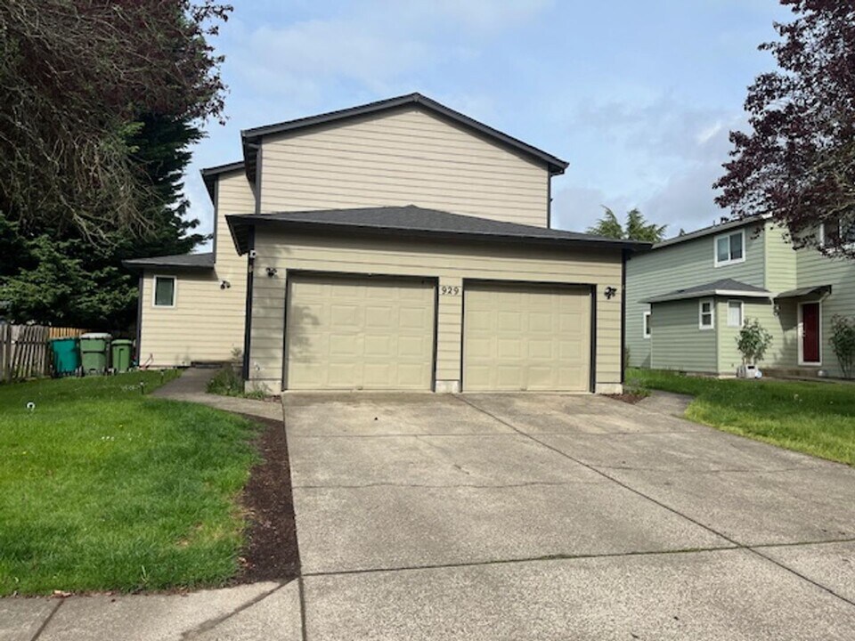 929 S School St-Unit -Unit A in Newberg, OR - Building Photo