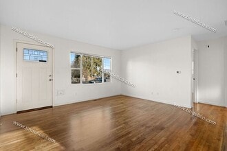 7010 N Columbia Way in Portland, OR - Building Photo - Building Photo