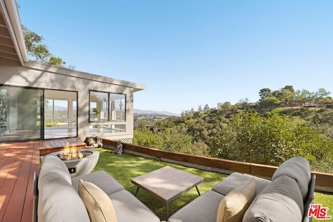 2204 Ridgemont Dr in Los Angeles, CA - Building Photo - Building Photo