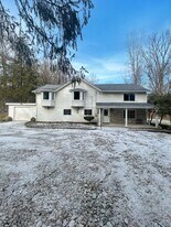 62 Noblestown Rd in Carnegie, PA - Building Photo